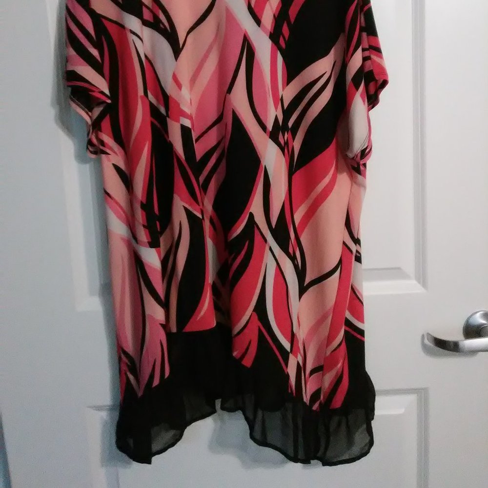 Abstract print short sleeve top